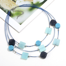 Collier à charme de 3 couches avec perles de résine en acrylique pour femmes collier multi-couches